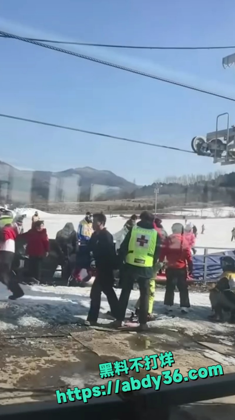 辽宁某滑雪场突发缆车失控 7