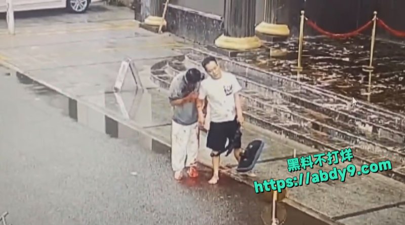 两大哥酒店门口遭菜刀狂砍5