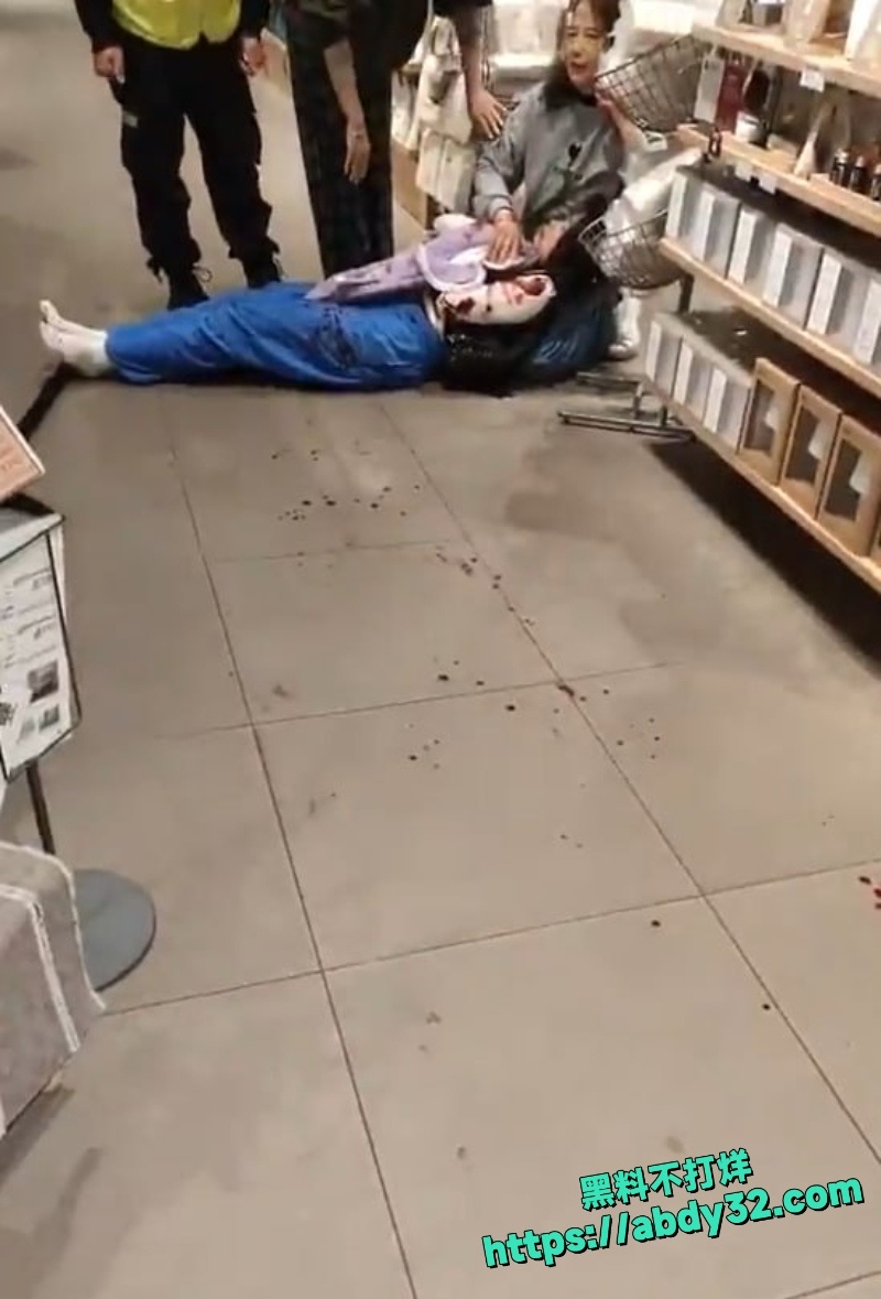 深圳万丰海岸城男子持刀捅人2