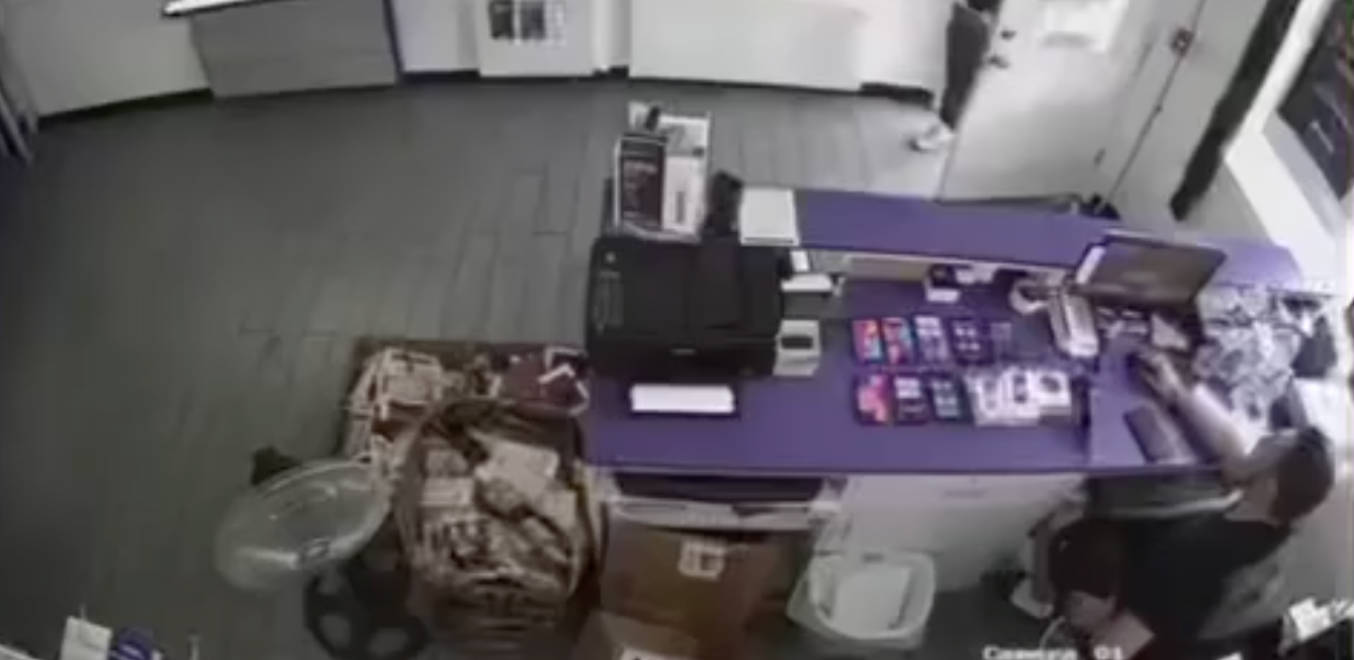 劫匪持枪抢劫失败 店主反应神速直接开枪击倒 新奇监控视频 现场太刺激