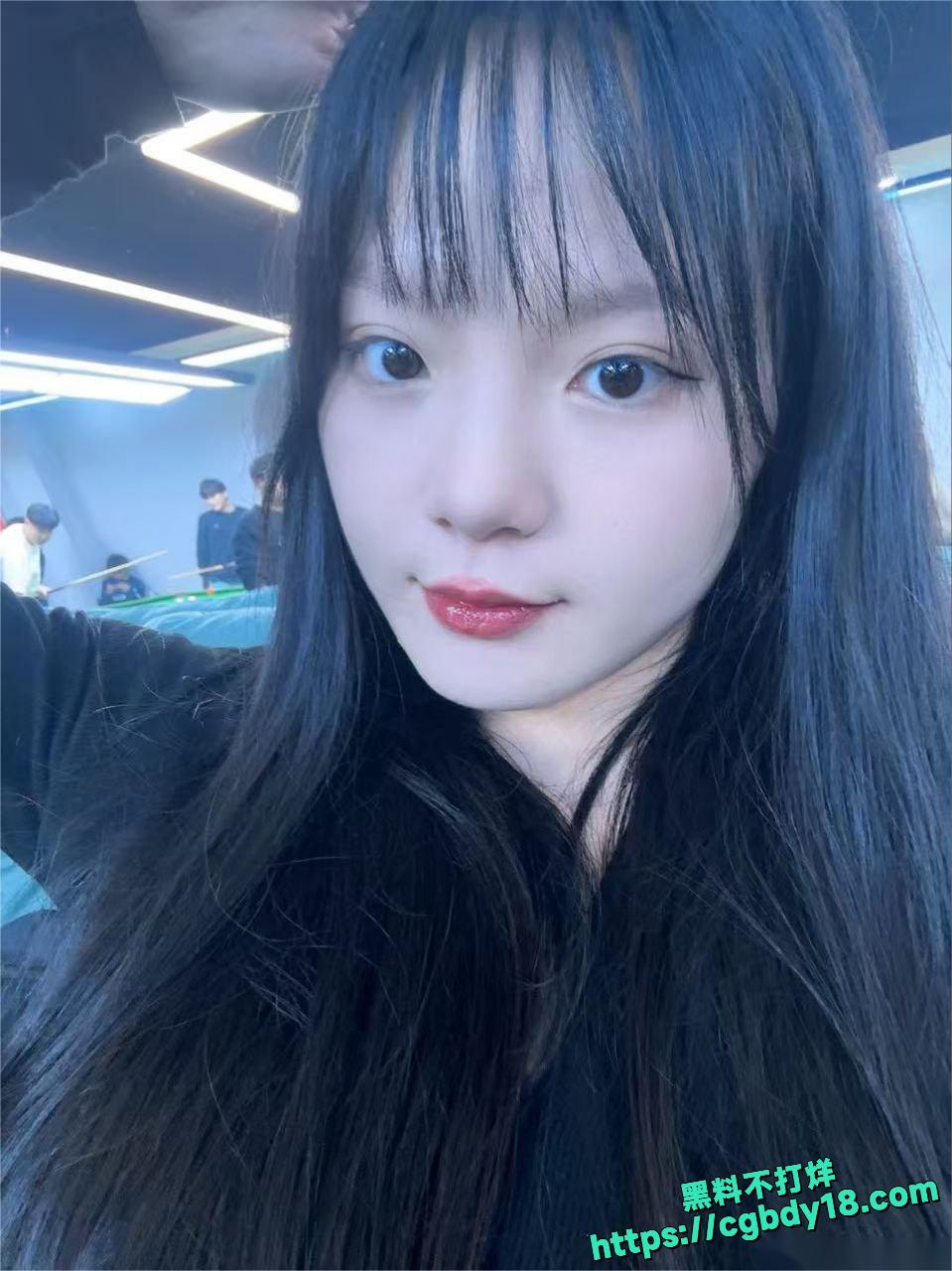 最新河南02年美女王梦颖自拍2