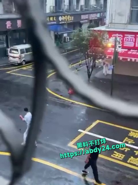 三名人员在公共街道发生激烈对峙 6