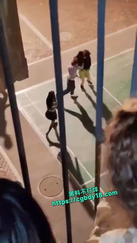 女生 同时交往3个男生 没想到翻车，直接打起来了5