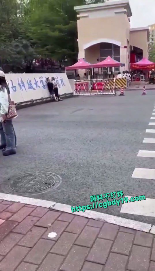 一小伙和奶奶在校门口激情热吻 完全不顾周围人的眼光3