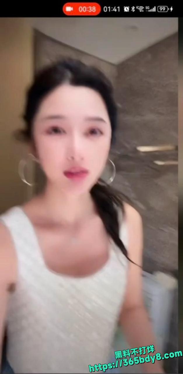 抖音百万网红直播洗脸不慎走光3