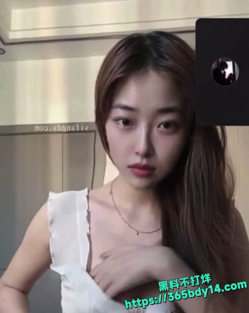 品学兼优女大学生深夜裸聊