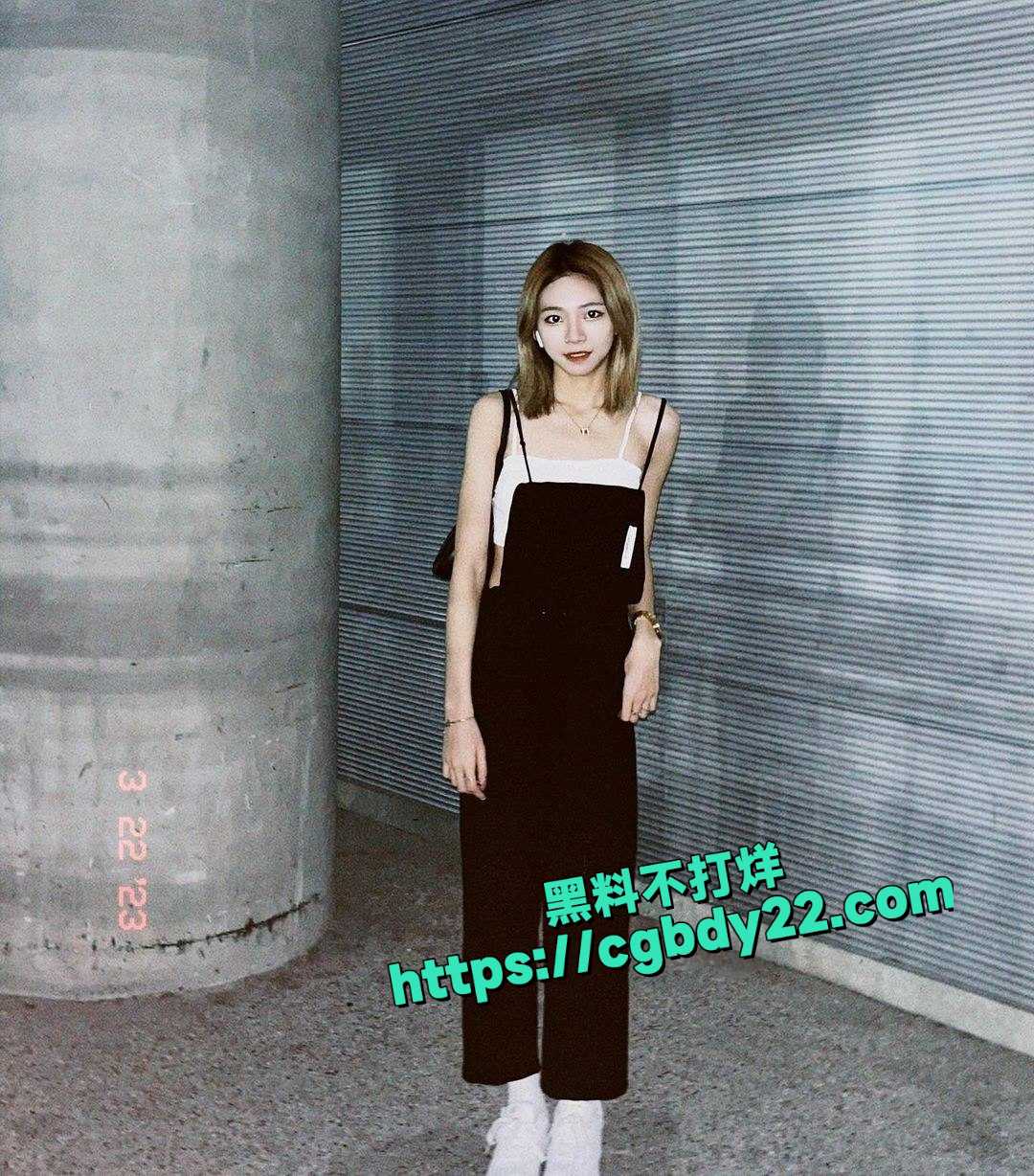 偷拍大神蹲守很久才拍到的IG小网红尿尿12
