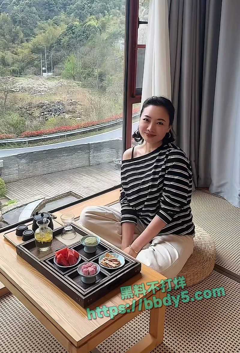 网红绝色与唐美丽共享同一男友10