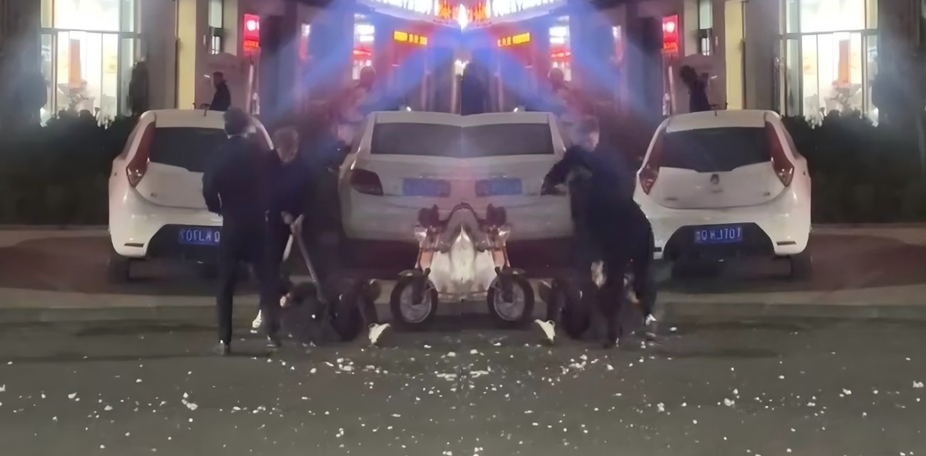 山东临沂 精神小伙钢管暴揍骑行小伙 棉服破裂满地棉絮 夜空下哭嚎求王法
