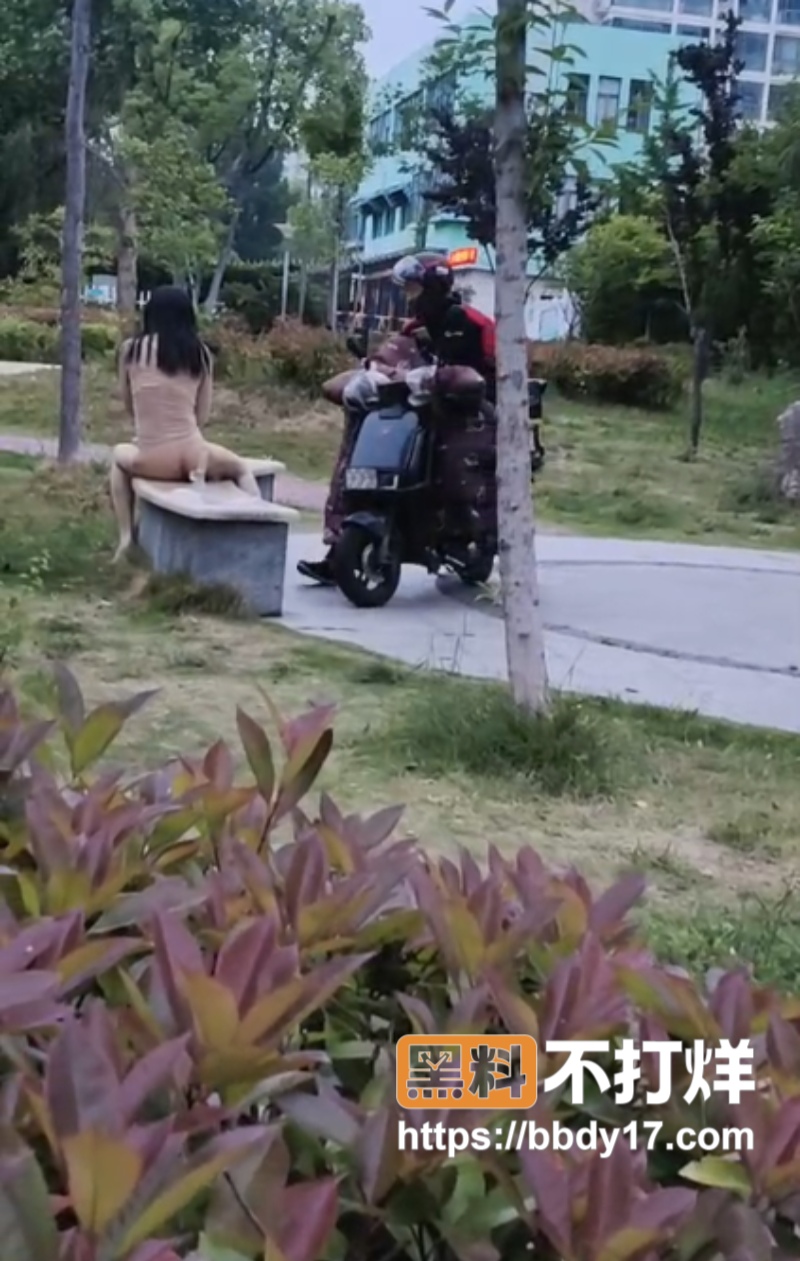 外卖小哥拍下女生公园自慰6