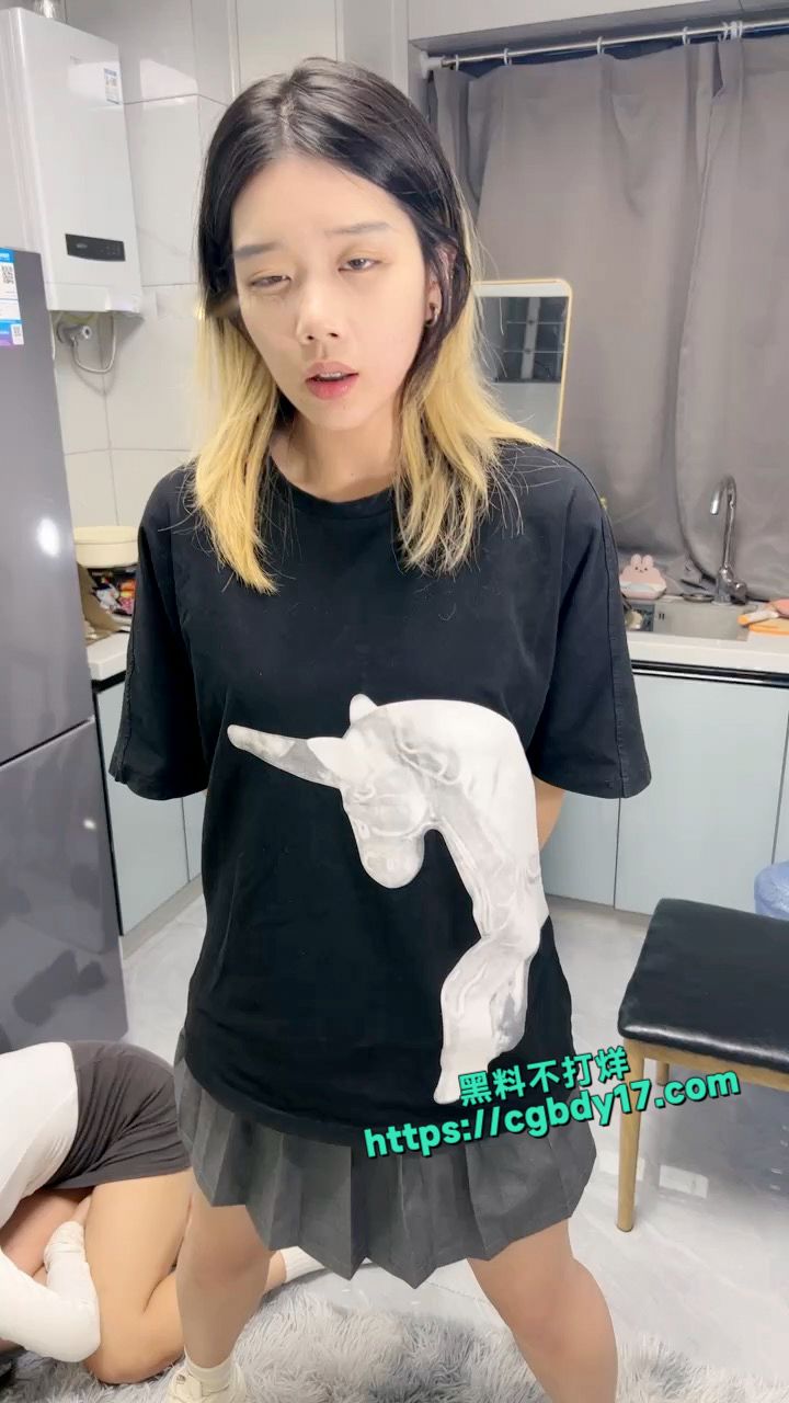 短发女王再次一次性调教两个绝美小母狗 3