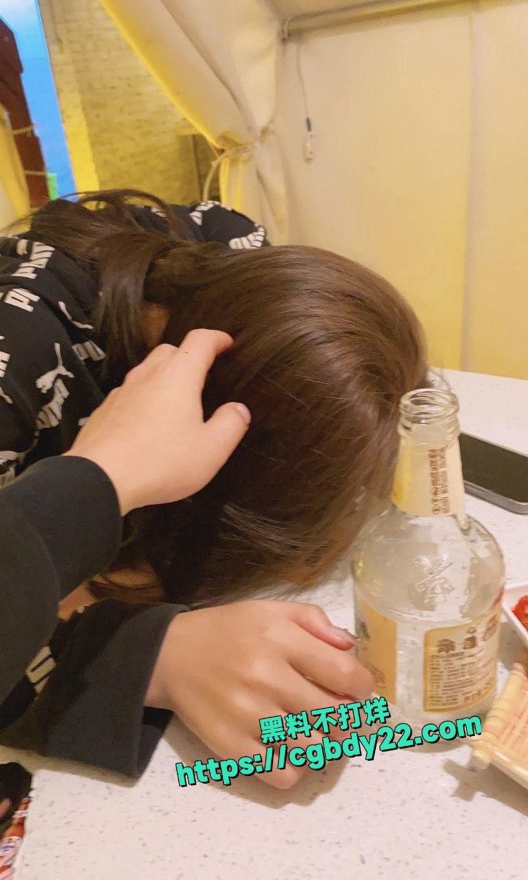 猥琐小老板设计强奸新来的美女职员10