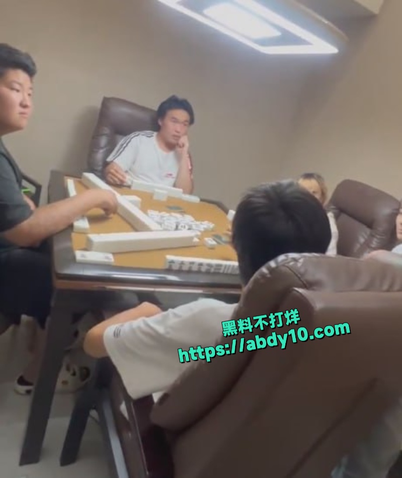 花臂精神小伙吃醋打人 5