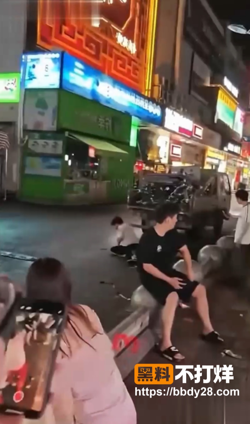 长沙万家丽地铁口黄牛撞人4