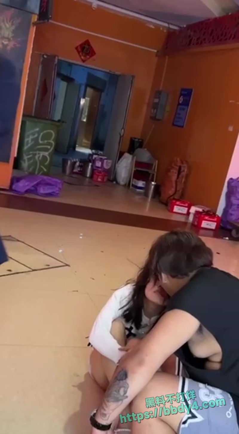 老婆出轨被老公当场捉奸04