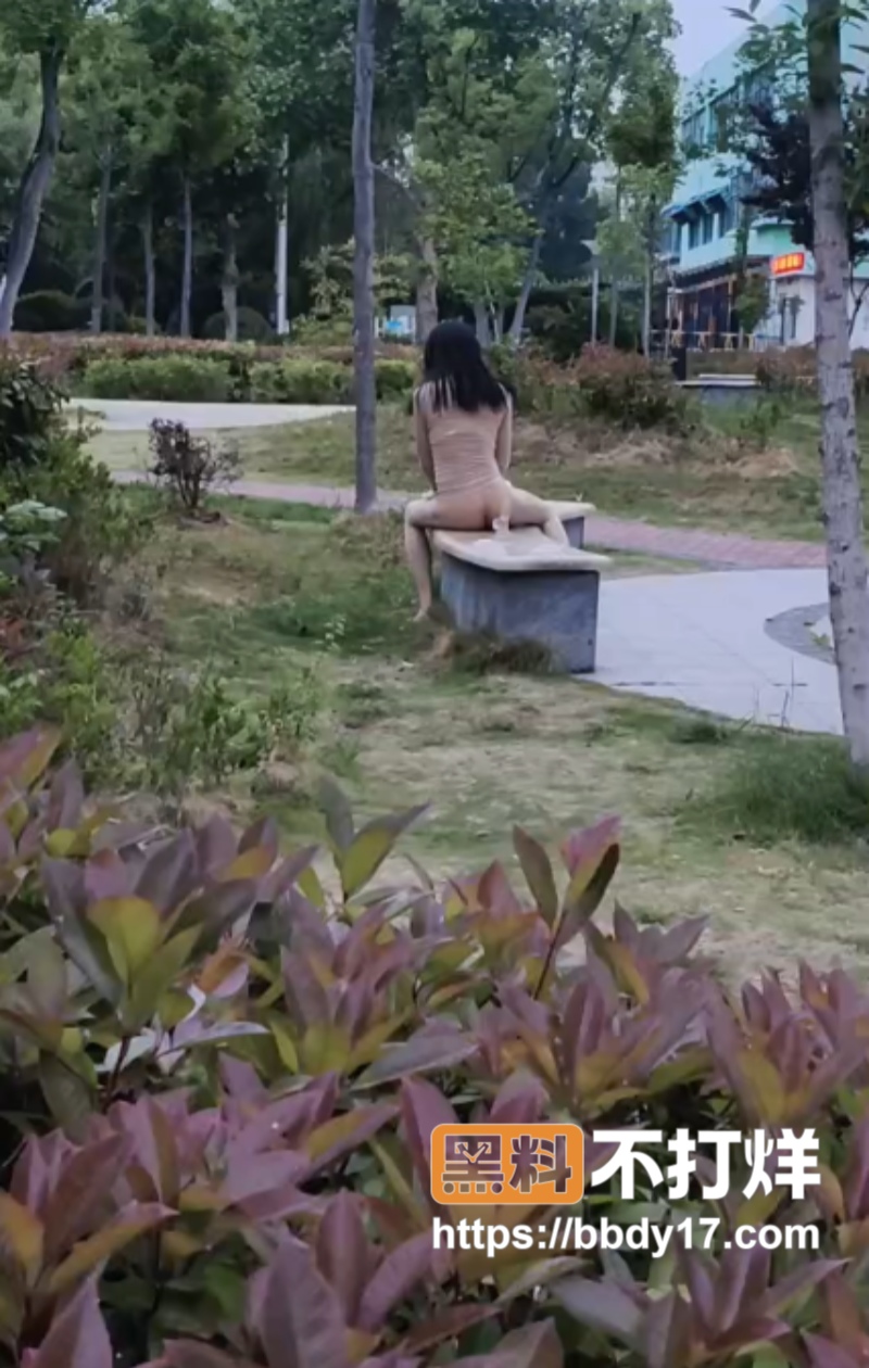 外卖小哥拍下女生公园自慰4