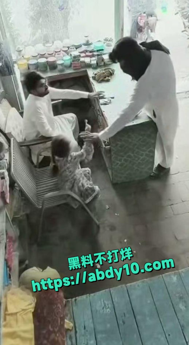 巴基斯坦劫匪被女孩感化1