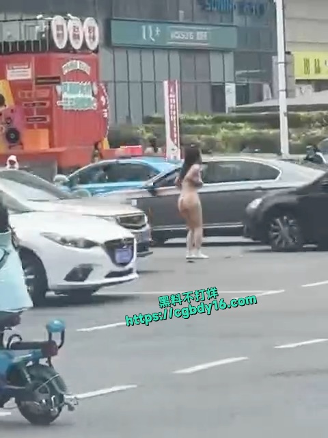 裸女超市门口玩漏出2