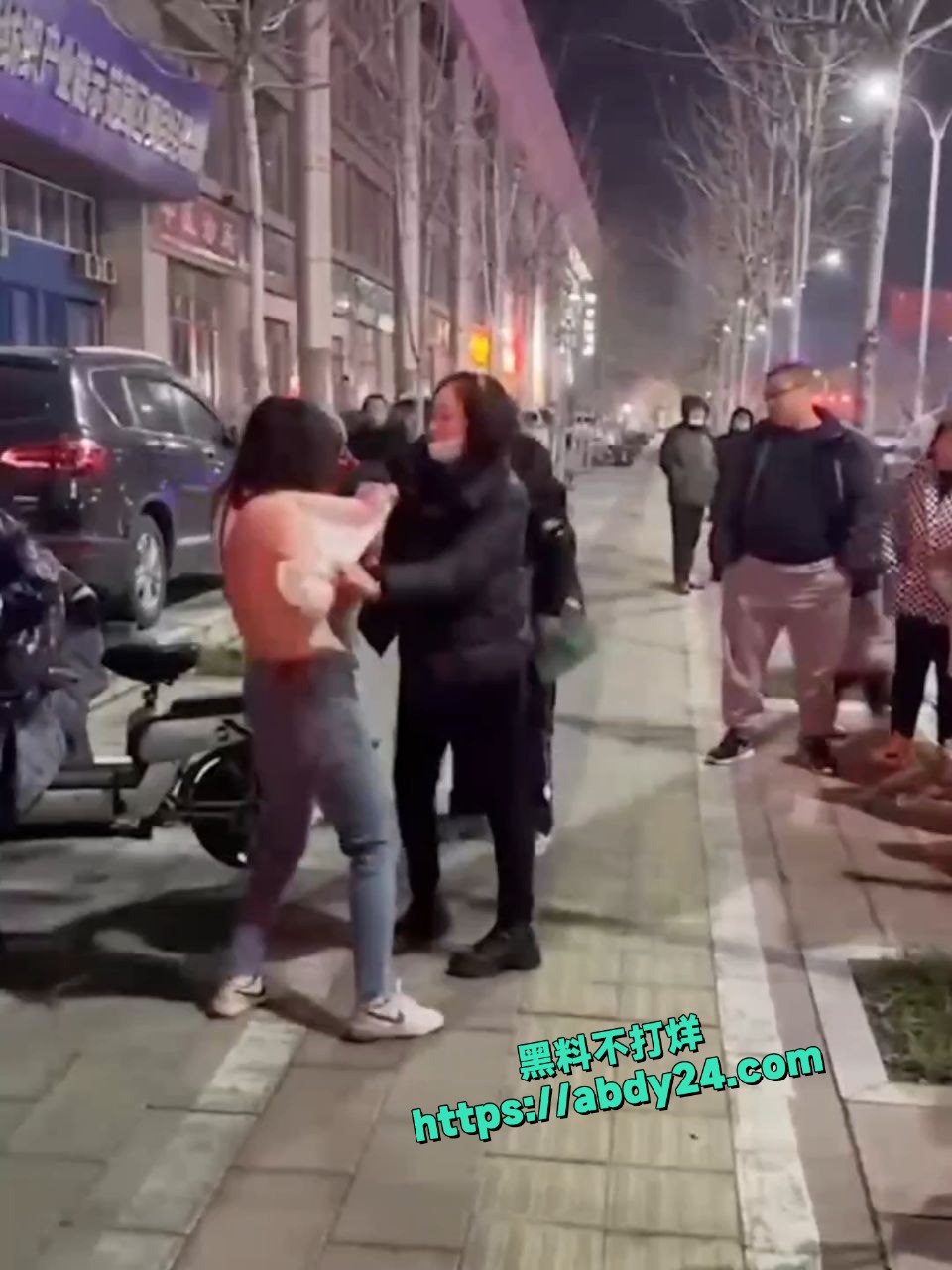 山东青岛汽车站硬核捉奸视频 8