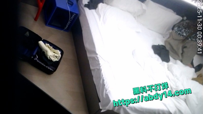 短裤黑丝马丁靴的长发美女 1