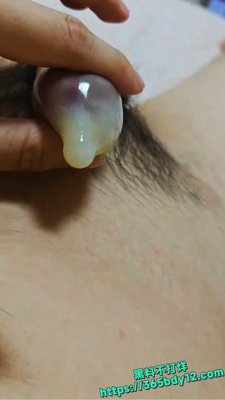 趁大奶少妇老公出差偷偷潜入家中3.