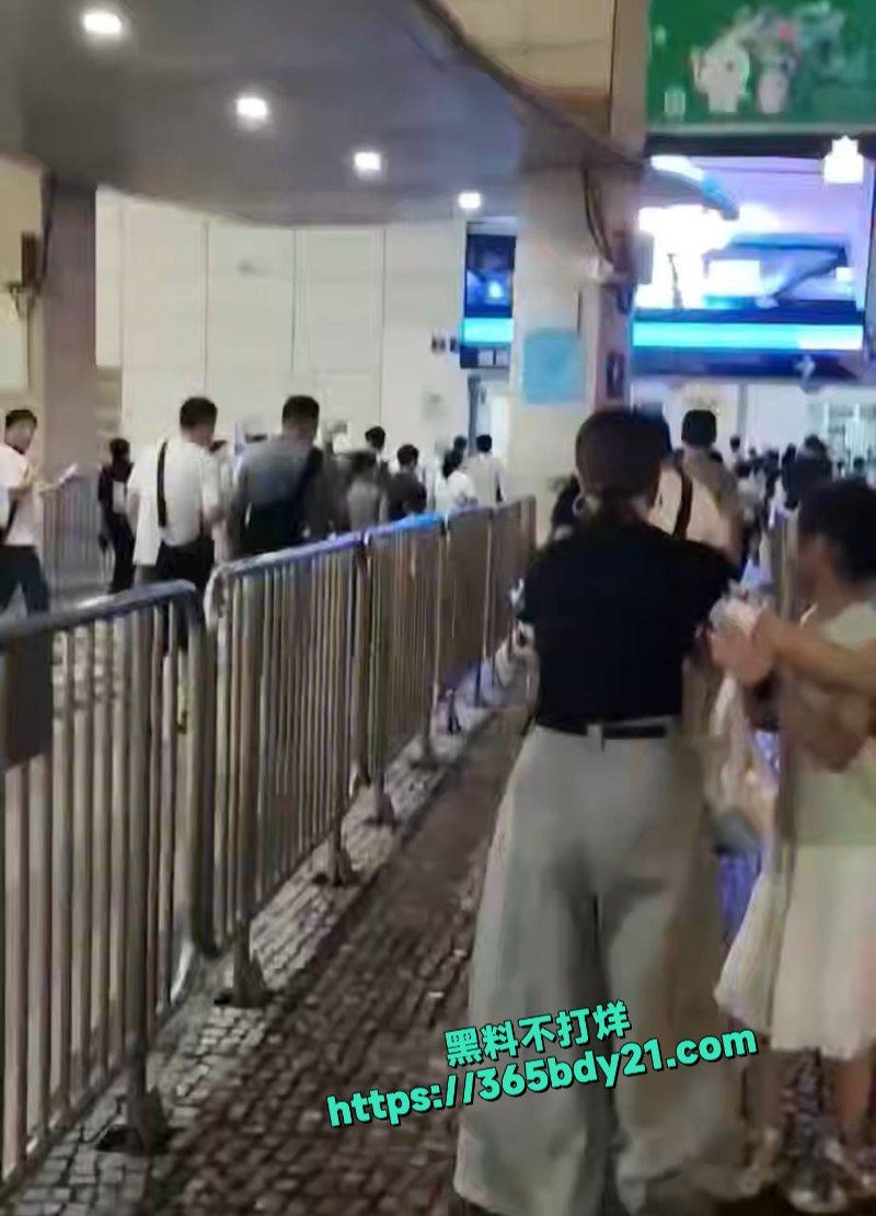 海关口岸女子一丝不挂大厅狂奔 3