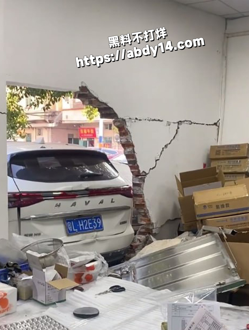 广东惠州，女司机 开车穿墙而过也是牛逼了3