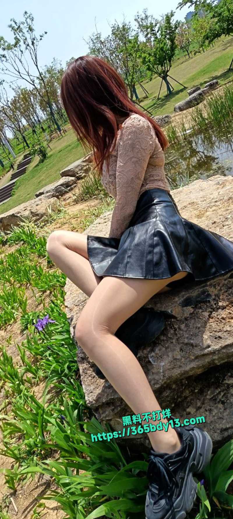 帮妹妹户外拍私密写真