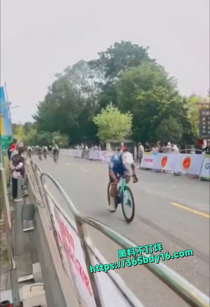 自行车比赛事故视频 3