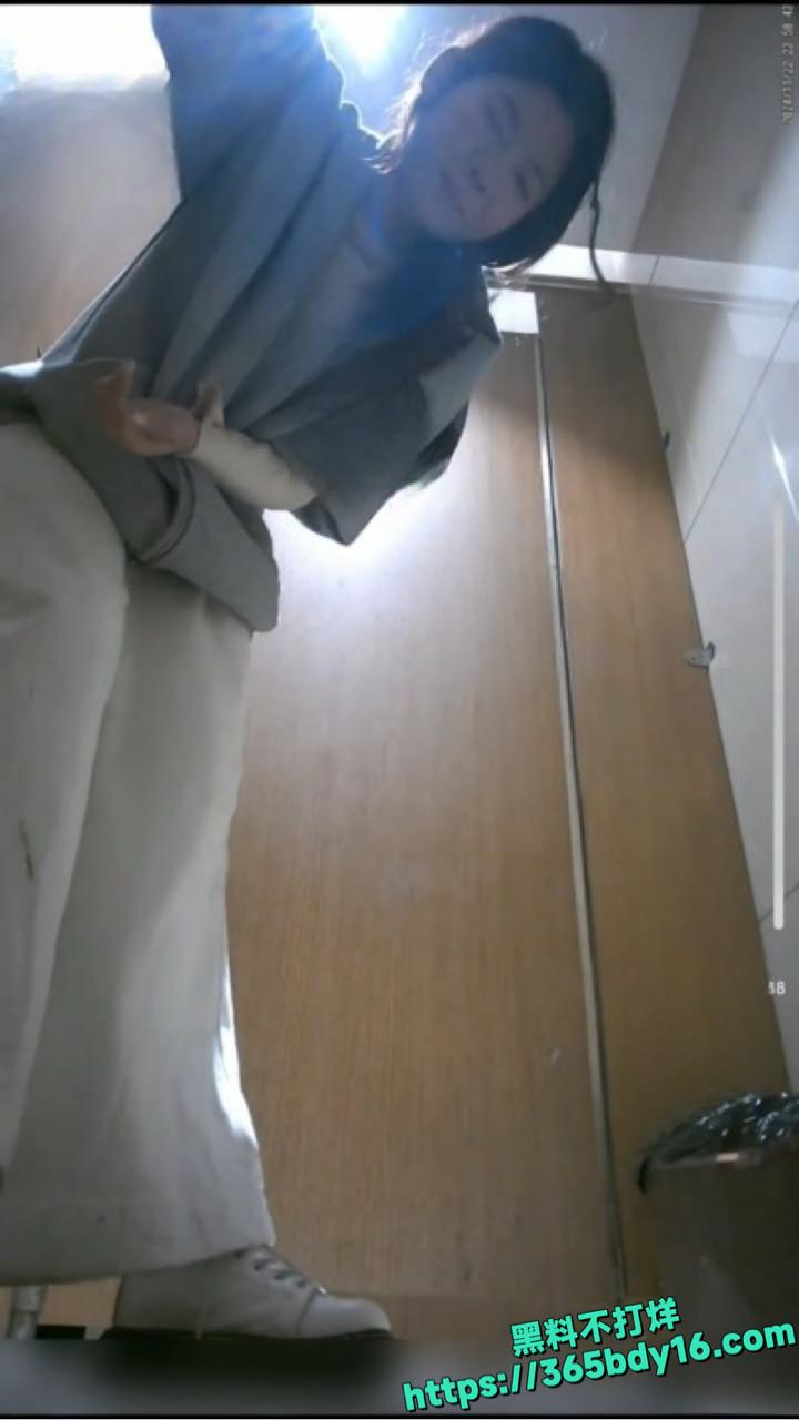 商场厕所美少女偷拍视频 11.