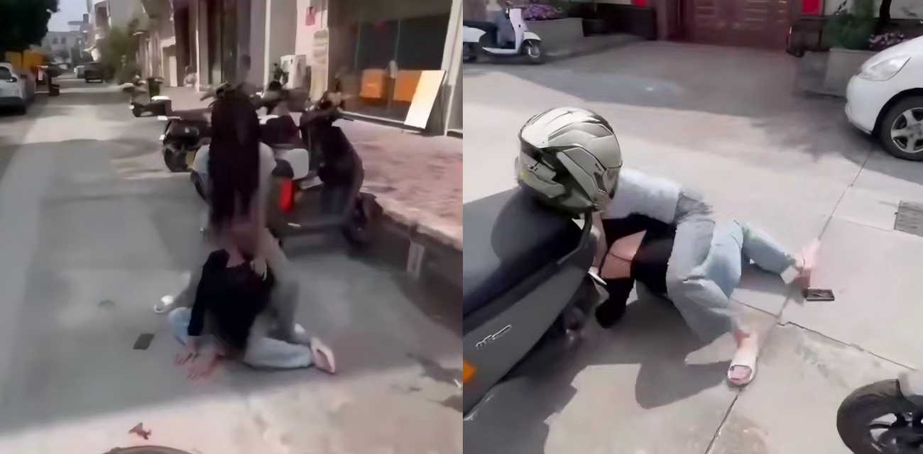 黄浦街头惊魂 长发美女怒拽电动车 暴打黑衣女 现场火爆到失声