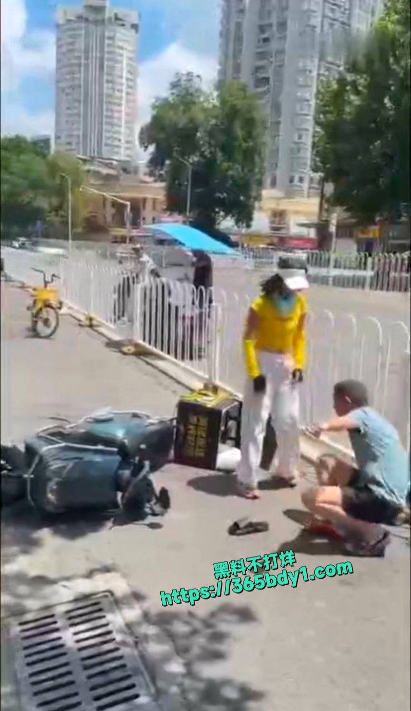 美团女骑手撞到老人后想跑4