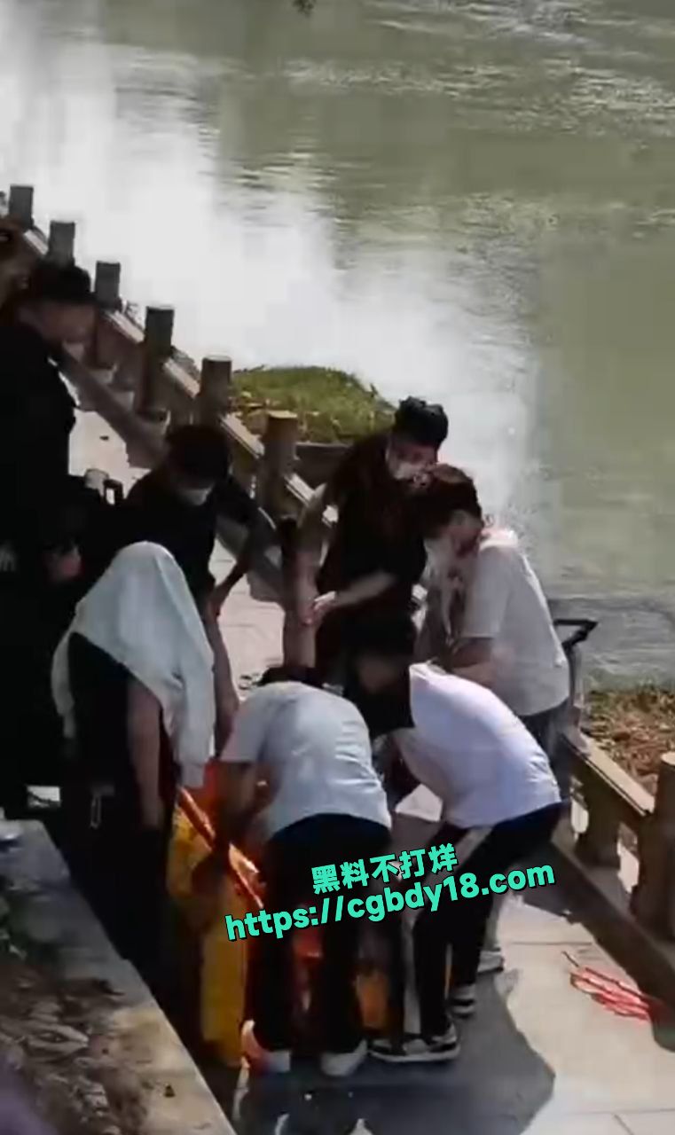 两名男子疑似打赌下河 结果一人发生意外2