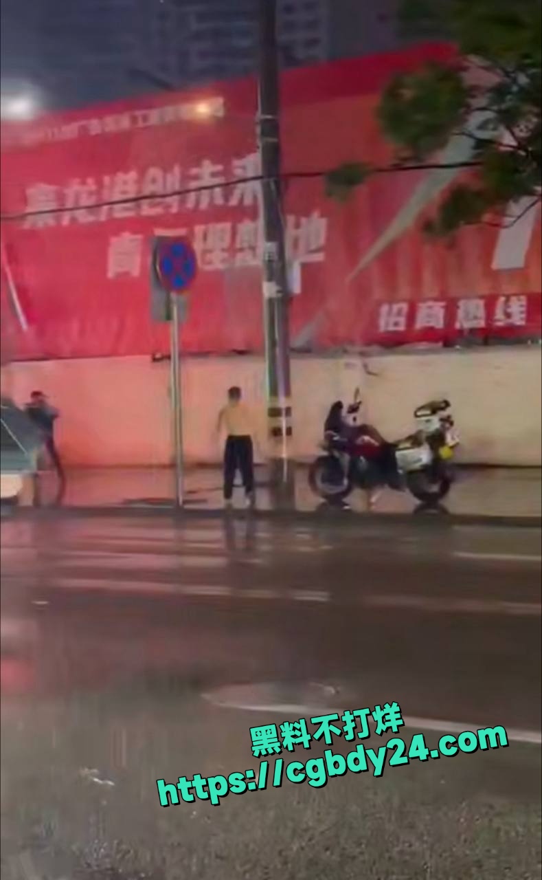 昨晚广西柳州男子当街持刀砍6