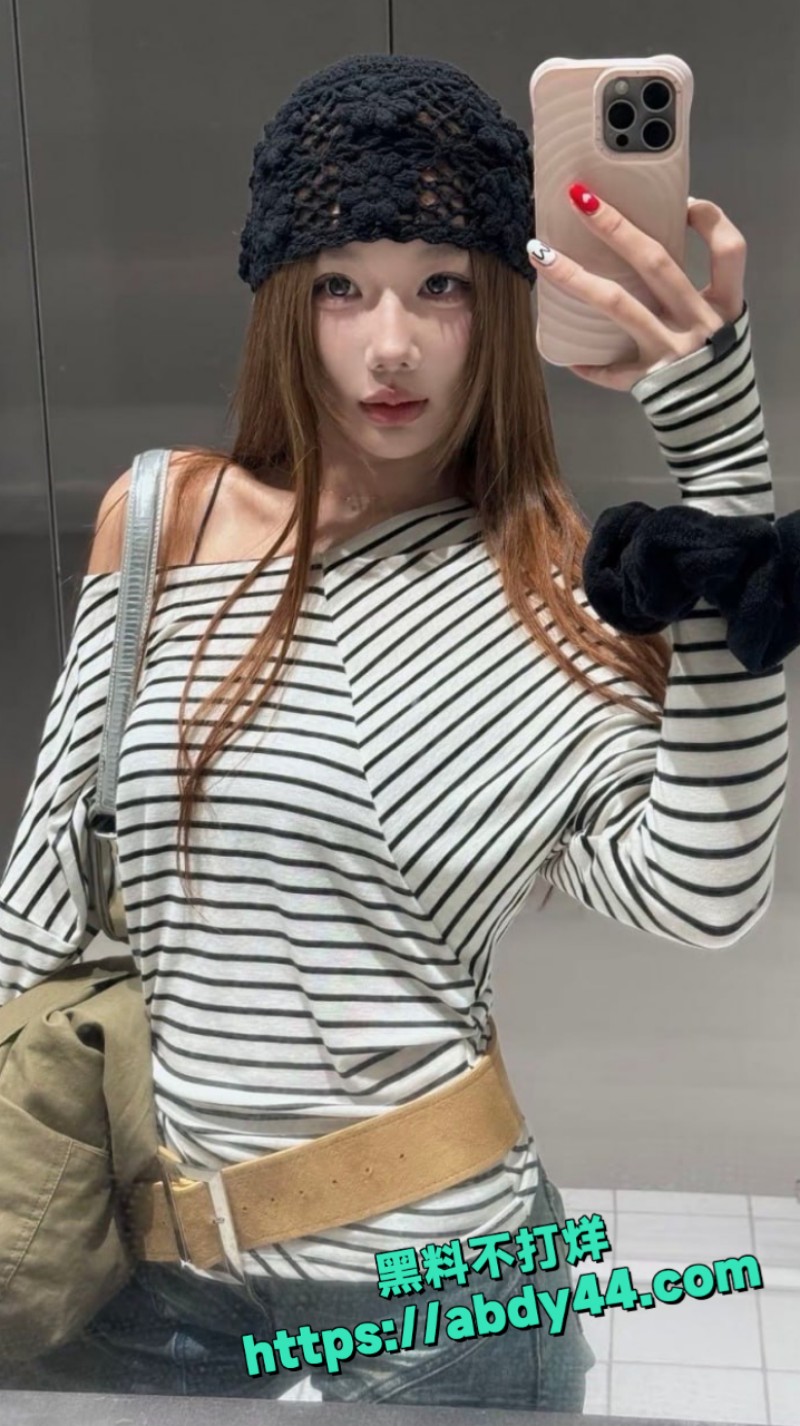 白丝吊带舔大哥鸡巴 1