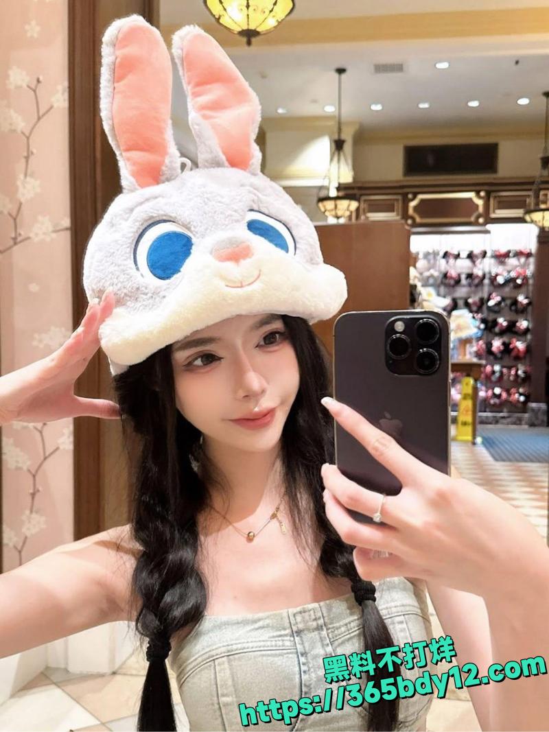 网红依婷与男友激情自拍后入视频18.