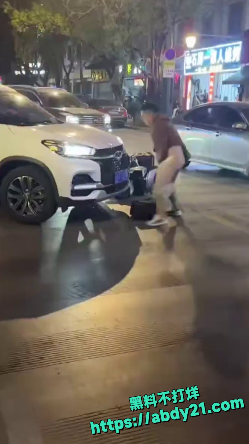 龟男大马路脱裤子日引擎盖 4
