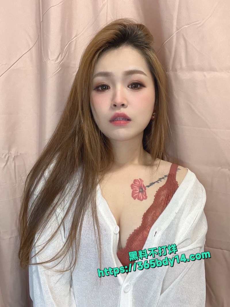 胸口上有纹身的极品高颜值骚货人