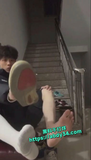 抖音小王睡醒了楼梯间换鞋 5