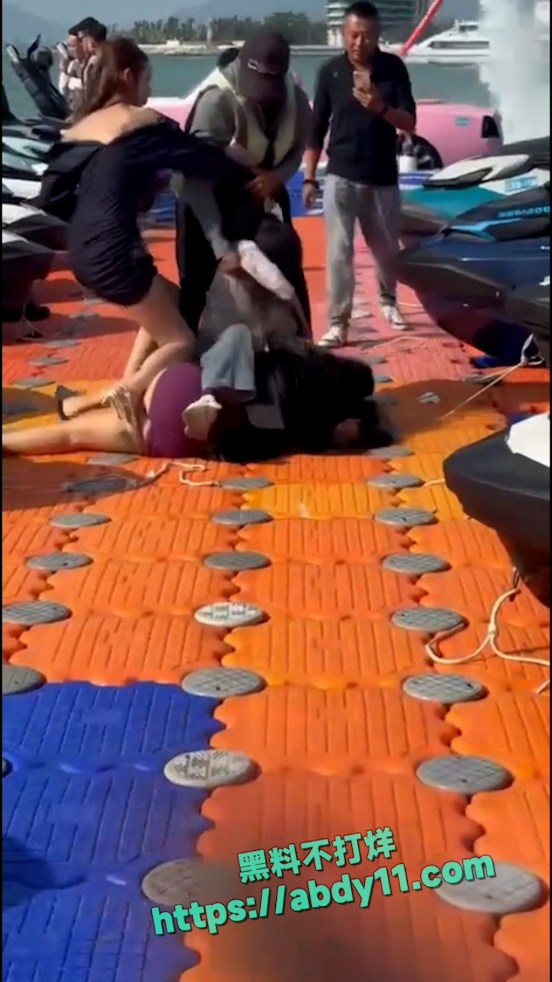 海南三亚钟情会所海边女人打架 10