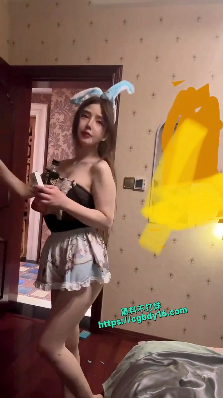 黑龙江高端外围，三女一男群P淫趴泄露2