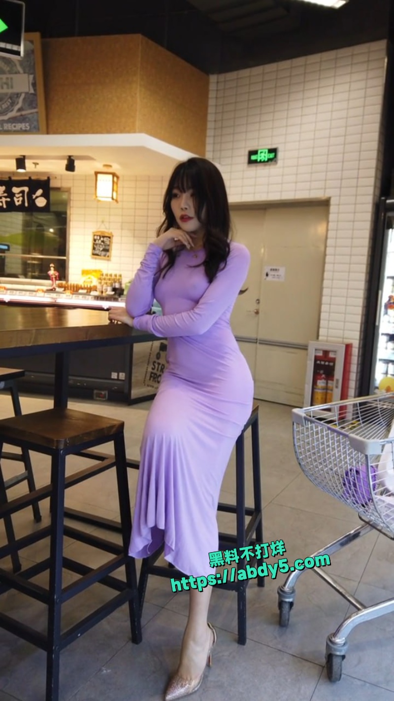 秀人网极品模特徐莉芝Booty街拍作品紫色丝裙真空凸点 2