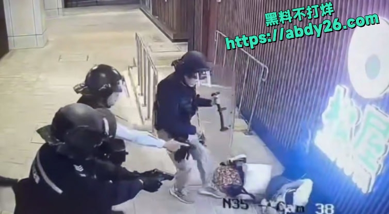 屯门市广场男子持刀挟持人质 8