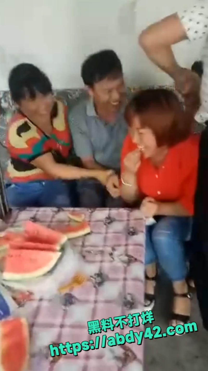 大妈去脱大爷的裤子 1