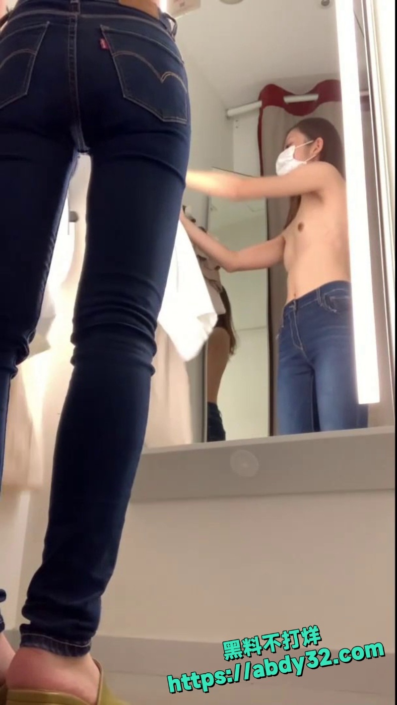 舞蹈老师买衣服的时候换衣被偷拍9