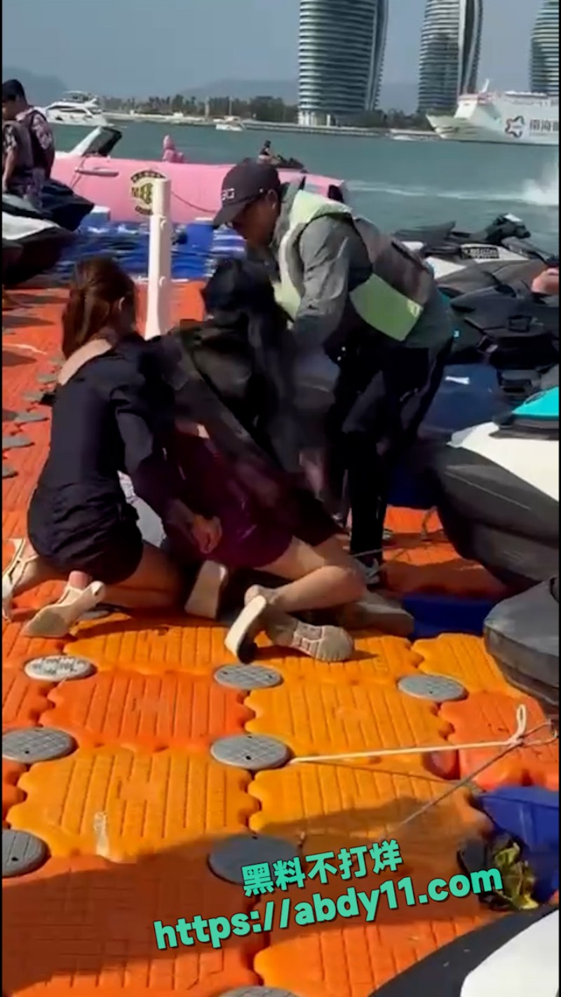 海南三亚钟情会所海边女人打架 12