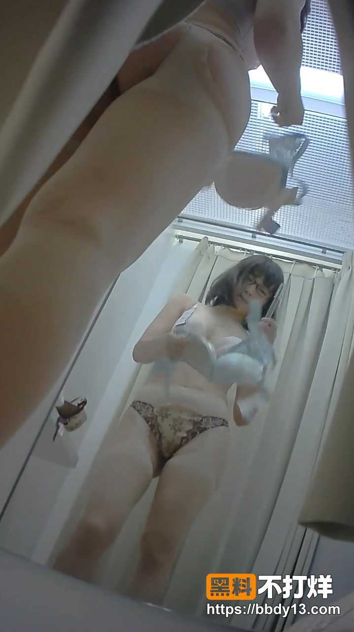 试衣间偷拍美女换衣17