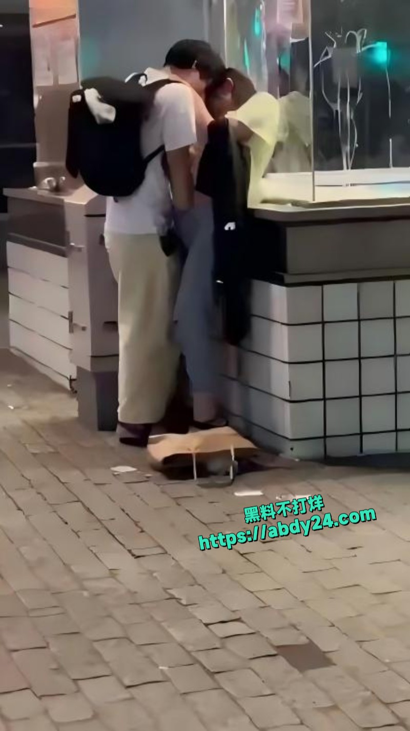 日本涩谷街头小情侣当街热吻