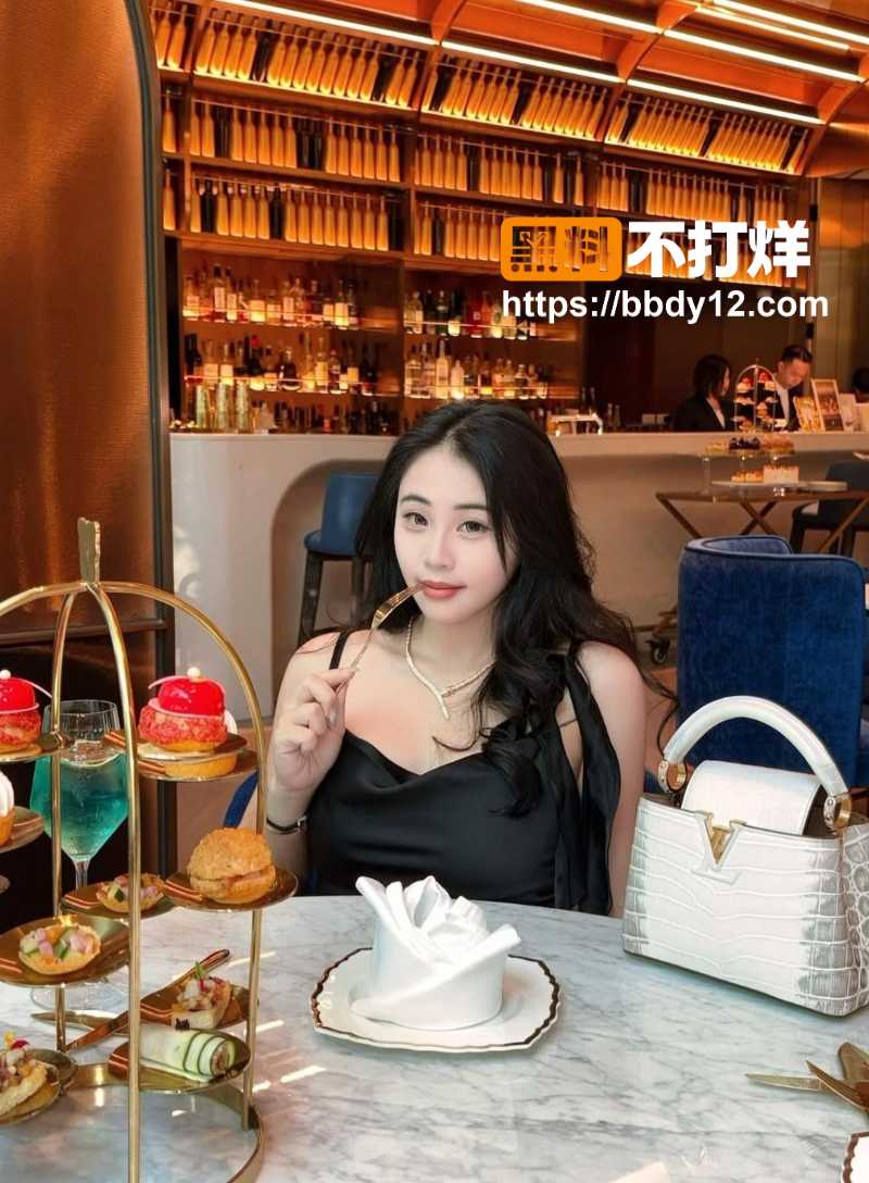 高颜值巨乳服装店老板娘09