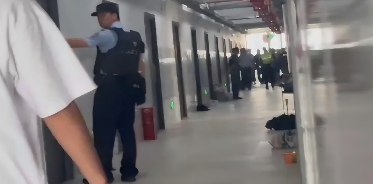 湖北理工学院突发砍人事件 学生血流满地 警察封锁宿舍 校园安全引热议